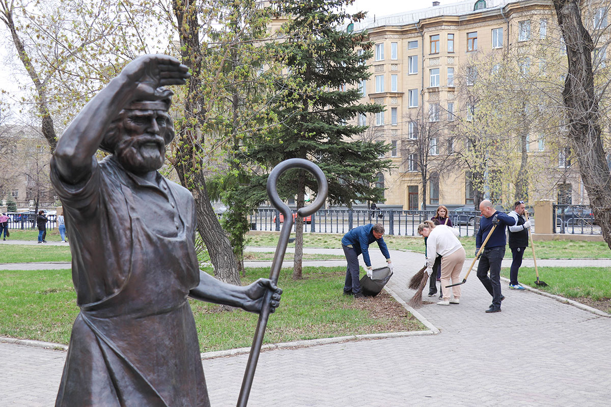 Знаменитые люди магнитогорска. Сквер Металлургов Магнитогорск. Сквер Металлургов Ижевск. Сквер сталелитейщиков Фролово. Памятник родителям в Магнитогорске.